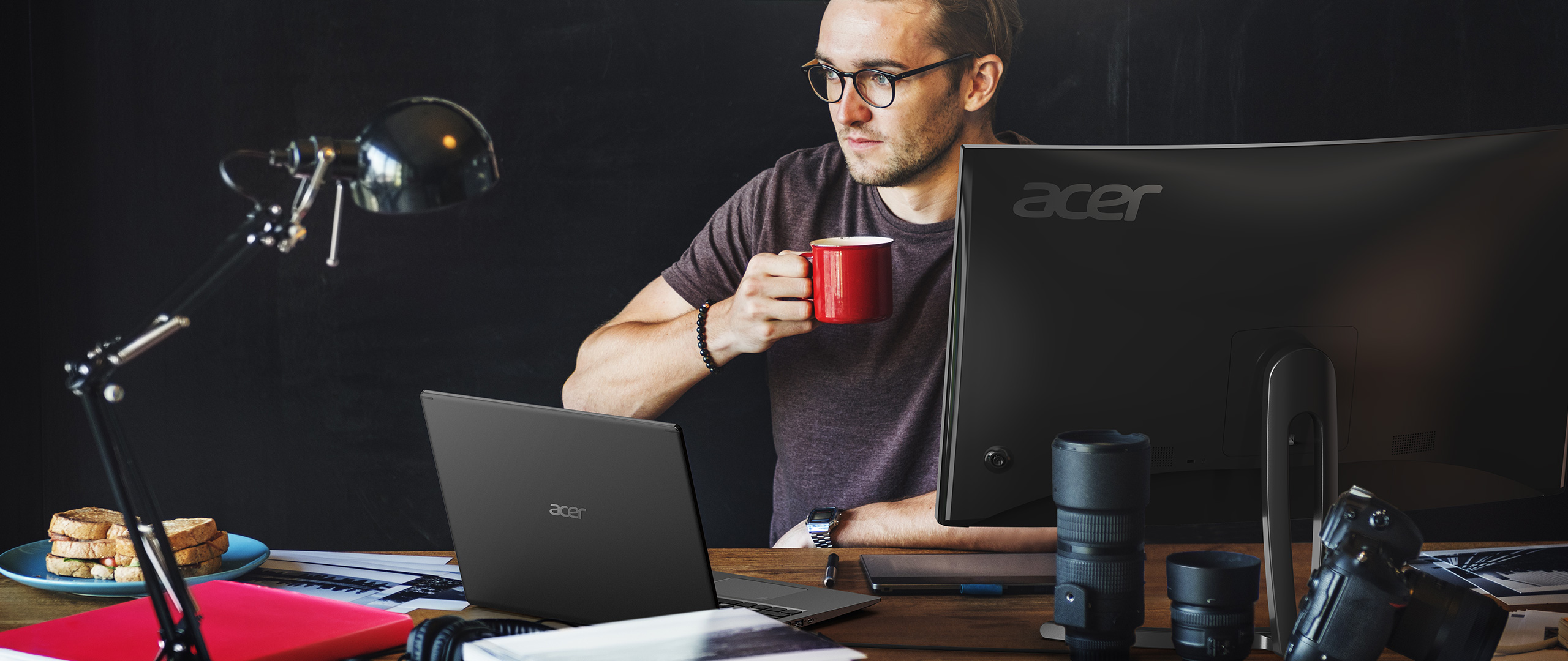 Мужчина с чашкой и ноутбуком Acer Aspire 5